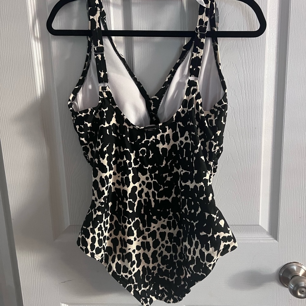 DKNY bathing suit with underwire and tummy control (M) - Picture 3 of 3